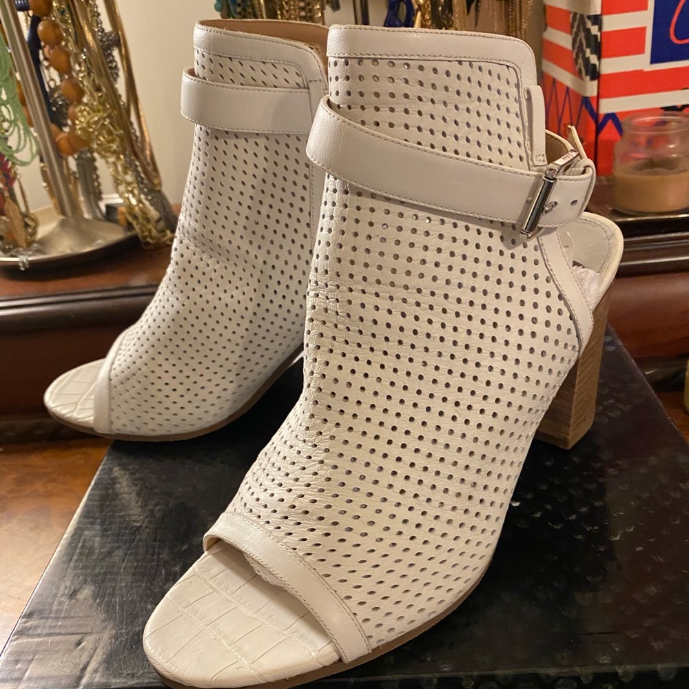 Women’s peep toe sandals